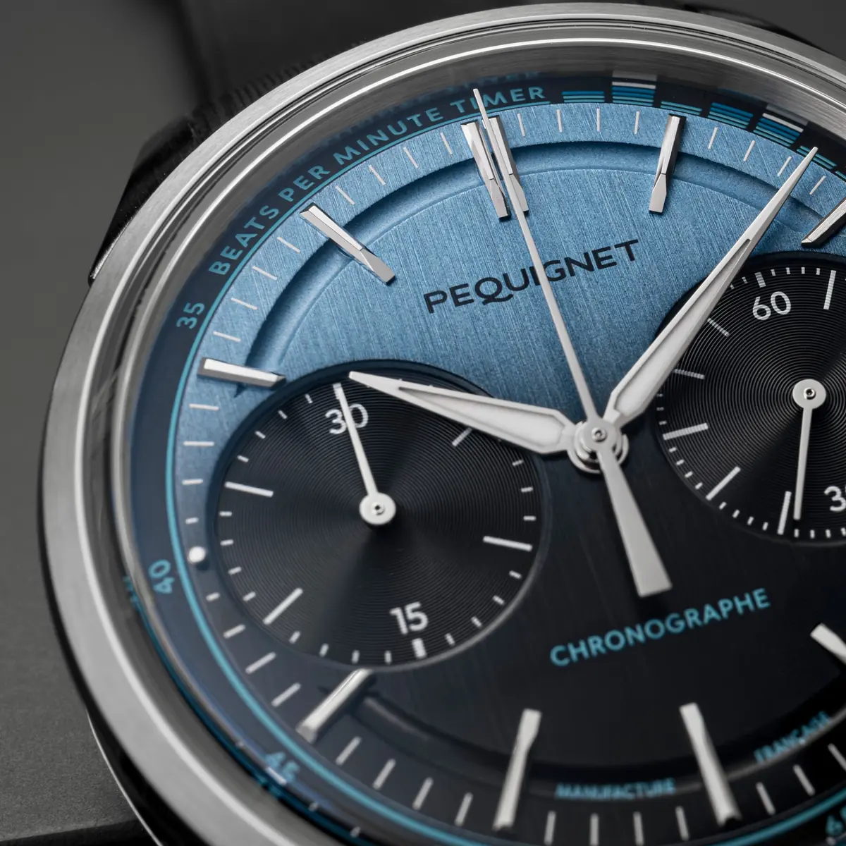 Macro du cadran dégradé bleu électrique et noir de la Pequignet Royale Paris Chrono BPM