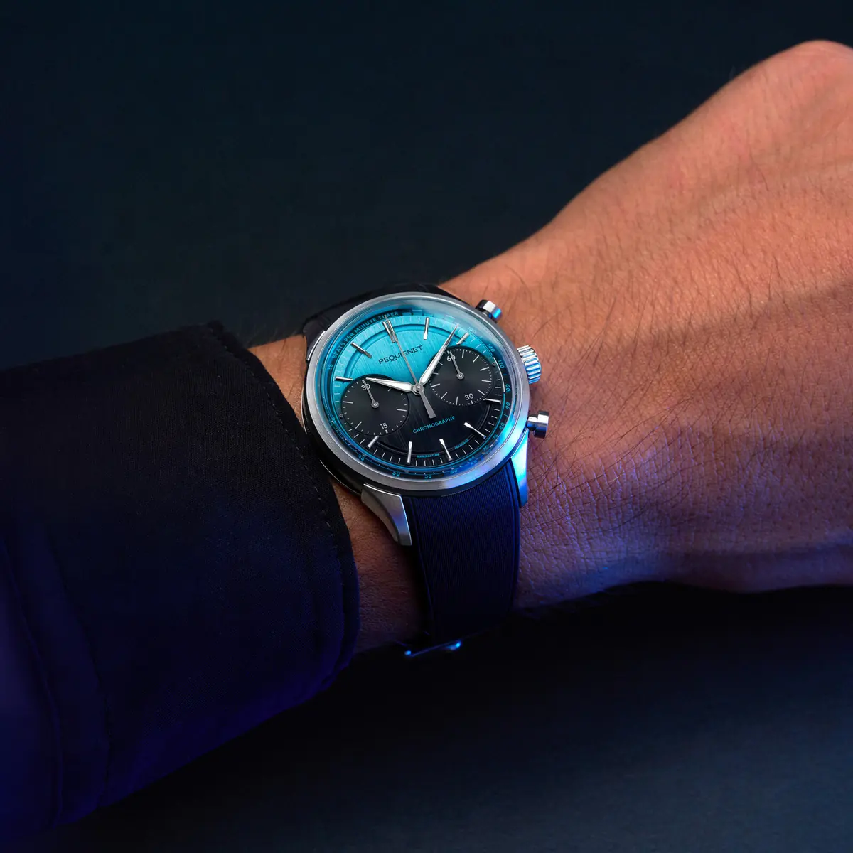 Pequignet Royale Paris Chrono BPM portée au poignet dans une ambiance bleu nuit