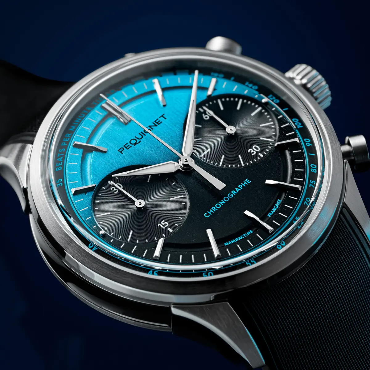 Pequignet Royale Paris Chrono BPM vue de trois quarts sur fond bleu nuit